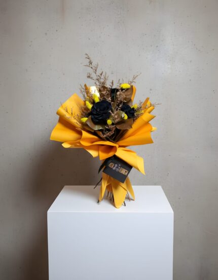 Buchet din flori naturale stabilizate – Galben & Negru