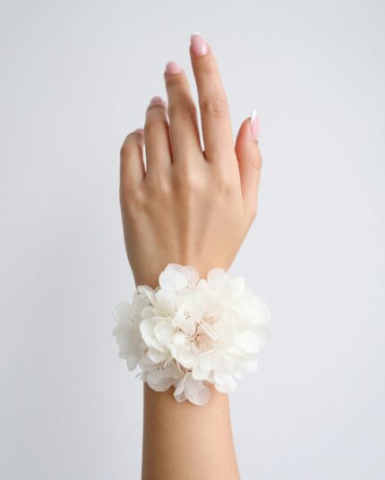 Brățară florală Alba – bijuterie din flori naturale în rășină